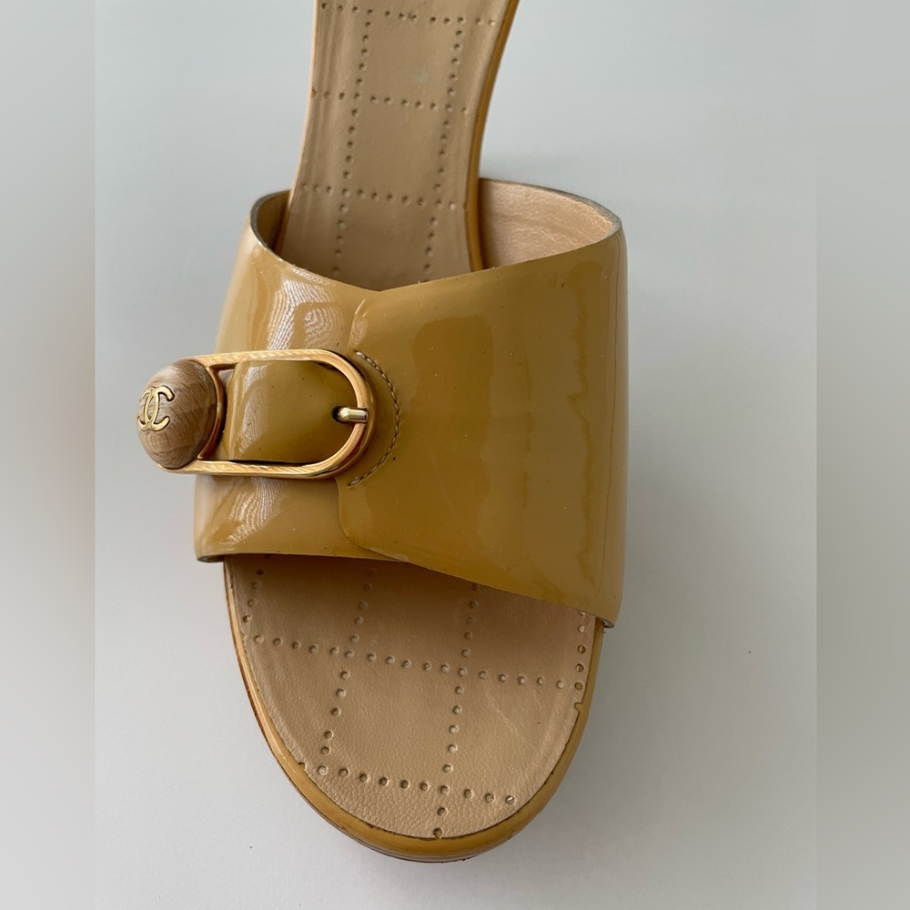CHANEL DIRTY YELLOW PATENT LEATHER HEEL SLIDES US 9 - Picture 8 of 16